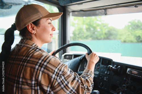 Foto Woman truck driver working in commercial vehicle