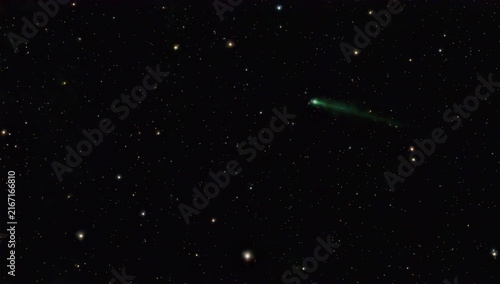 Der Komet 220P/McNaught bewegt sich durch den dunklen Nachthimmel. Viele Sterne sind zu sehen. Die Sicht ist klar und es ist spät in der Nacht.