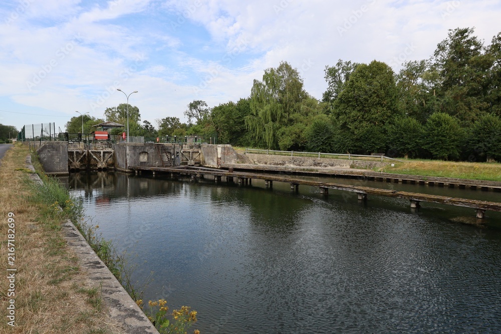 Fototapeta premium Ecluse sur le canal de Saint Quentin, ville de Saint Quentin, département de l'Aisne, France