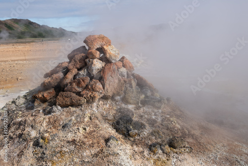 Cuadro en lienzo Steaming Rock Fumarole Vent at Hverir