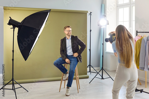 Foto Photographer shoots model in studio portrait
