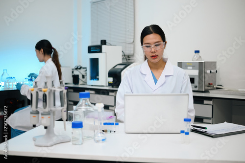 Obraz na plátne Asian Female Scientists Working in Modern Research Laboratory with Equipment and