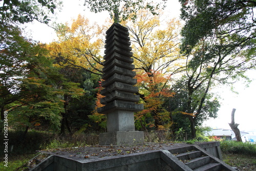 仏塔と紅葉　