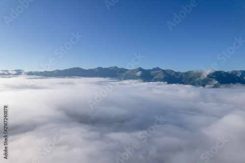 Foto Silhouette of Mountain Ridge Above Clouds