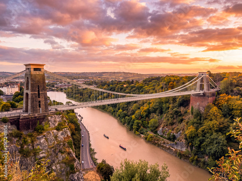KI_Spektakulärer Sonnenuntergang an der Clifton Suspension Bridge in Bristol, England