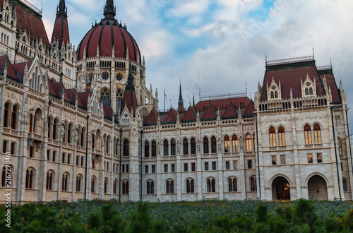 Foto Magnificent view of the Hungarian Parliament Building in Budapest with neo Gothi