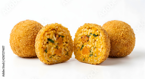 Kürbis-Arancini mit Salbei isoliert auf Weiß