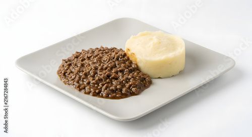 Fein gehacktes Rindfleisch mit gebundener Sauce