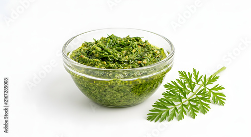 Grünes Pesto aus Karottengrün isoliert auf Weiß