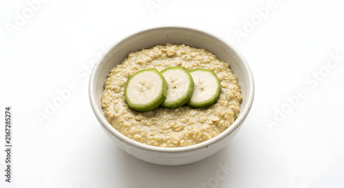 Porridge aus grünem Bananenmehl auf Weiß