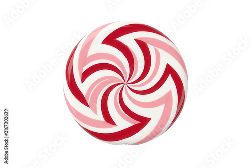 Un bonbon à la menthe poivrée rond et sucré avec un motif en spirale rouge, rose et blanc, isolé sur un fond blanc pur pour des projets de design festifs et culinaires.