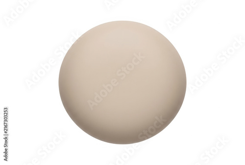 Une sphère parfaite de couleur beige neutre isolée sur un fond blanc pur, idéale pour des projets de design minimaliste, des textures 3D ou des éléments graphiques épurés.