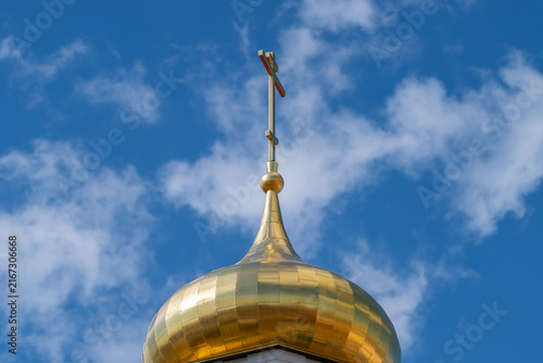 Quadro su tela Golden dome glistens under a brilliant blue sky with fluffy clouds showcasing it