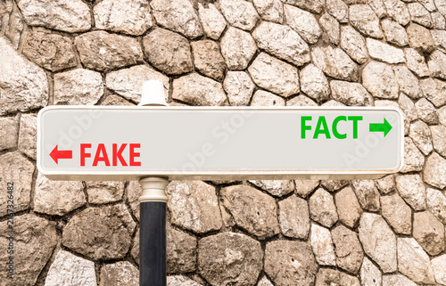 Foto Fact or fake words symbol