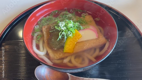 湯気立つ美味しそうな温かいうどんのランチ