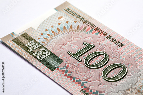 фотографія North Korean 100 won banknote featuring ornate traditional geometric patterns and denomination numerals