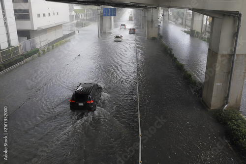 大雨で冠水した都市部の道路
