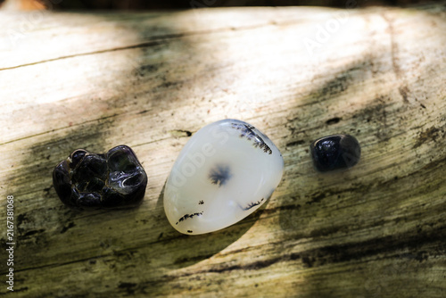 Cuadro en lienzo Healing crystals arranged on a rustic wooden surface