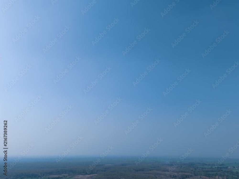 Fototapeta premium Clear blue sky with a wide horizon view over a landscape. Beautiful natural daylight atmosphere, perfect for background or environmental concepts.