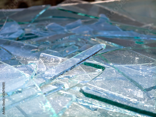 фотографія Broken glass shards pile for material recycling