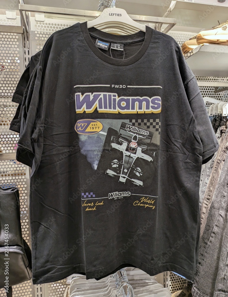 Naklejka premium Camiseta de manga corta de un vehículo monoplaza de Fórmula 1, Williams FW30, en tienda Lefties, Madrid, España, 10 de junio de 2026