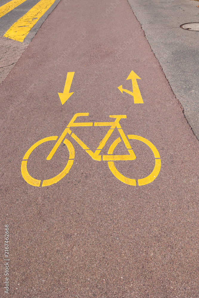 Obraz premium Symbol of a bicycle on a bike path in the city. Bicycle, street, mobility, traffic safety, traffic, city, symbol, sign, infographic, direction, arrow symbol.