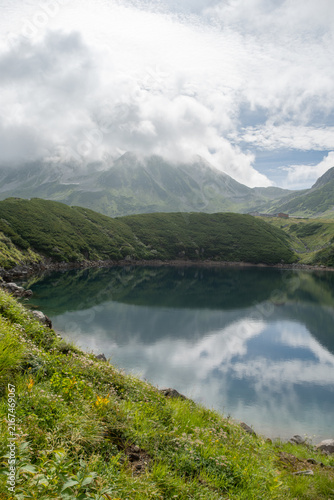 富山県立山室堂の美しいみくりが池の風景
