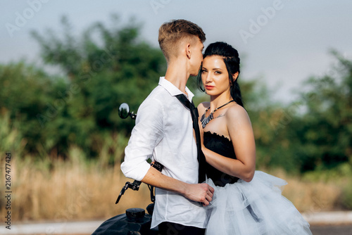 Canvastavla A couple of newlywed freaks on a black custom bike