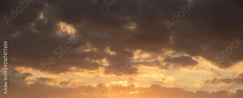 фотографія Dramatic sky with golden clouds during vivid sunset