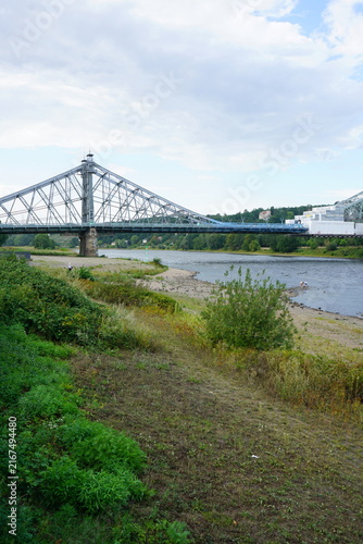 Die Elbe in Dresden mit niedrigem Wasserstand