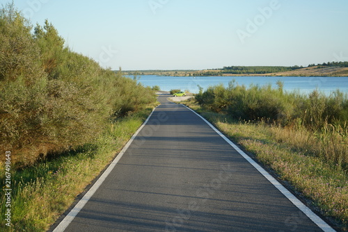 Radweg hinunter zum See in Brandenburg