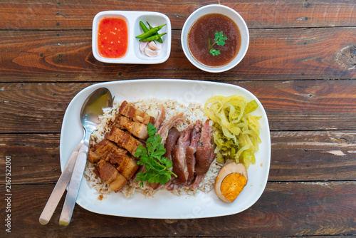 Foto Stewed Pork leg rice with boiled egg in gravy.