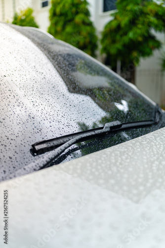 Foto Close-up of windshield wipers and water droplets on a car glass during rain