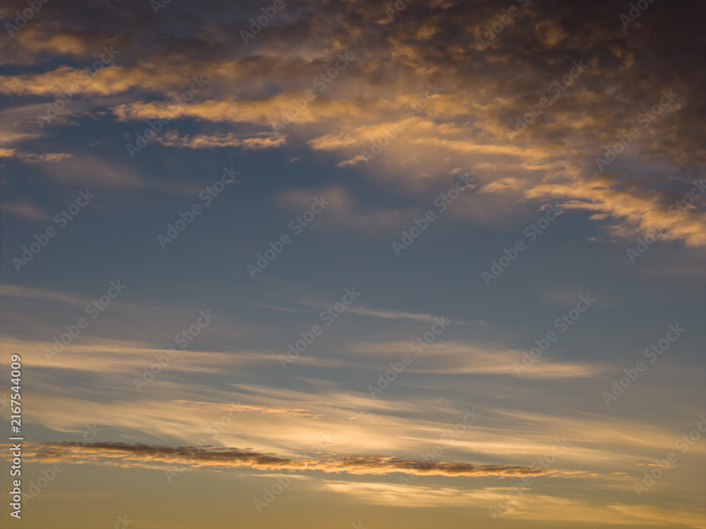 Obraz premium Dramatic Textured Sky with Cirrus and Cumulus Clouds at Golden Hour