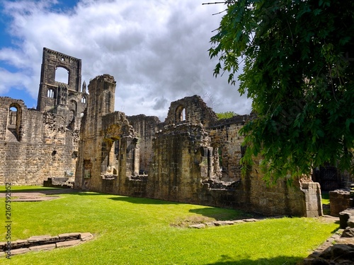 Cuadro en lienzo The ruins of Kirkstall Abbey in Leeds, a Cistercian monastery founded in 1152 and abandoned after the Dissolution in 1539
