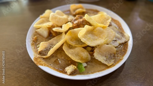 Obraz na płótnie Indonesian gado gado salad topped with crunchy crackers and peanut sauce
