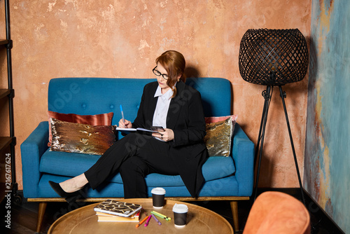 Fotografie Startup innovator drafting concepts during relaxed artistic setting