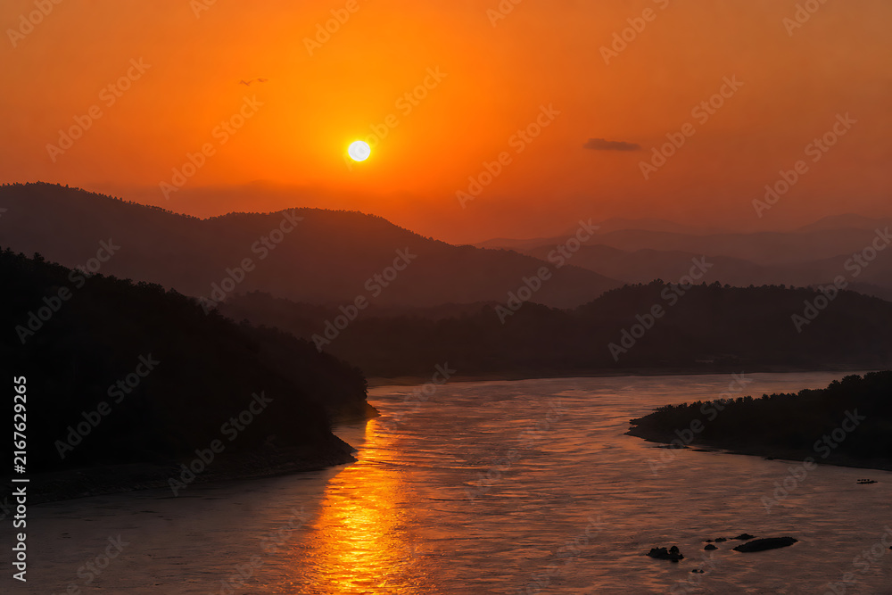 Fototapeta premium Beautiful cinematic sunset over the winding river and canyon of Gandikota