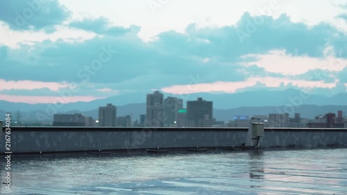 晴天の夕方,屋上に雨が降る
