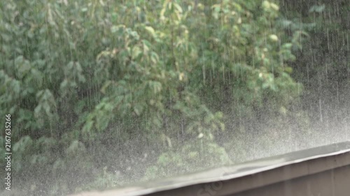 突然の大雨が屋根に打ち付ける