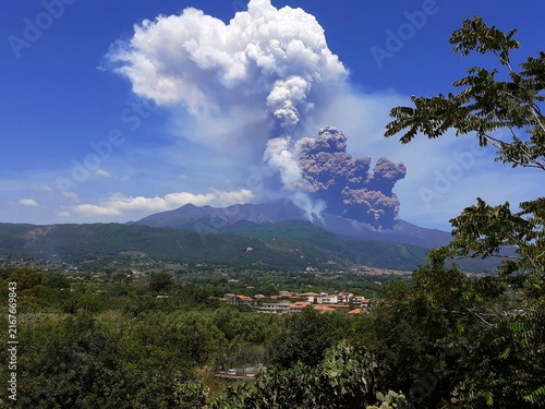 Un'eruzione esplosiva del Vulcano Etna con emissione di gas bianco e sabbia vulcanica nera. Giugno 2025.