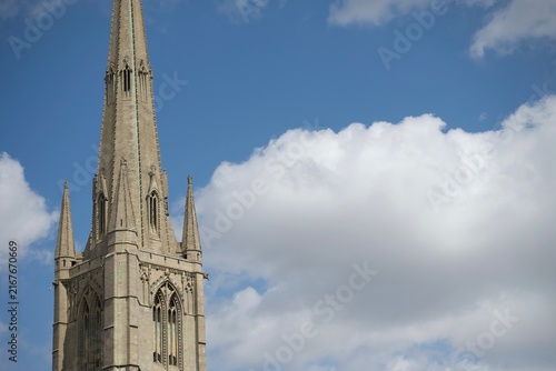 Foto Church spire with blue sky and fluffy clouds