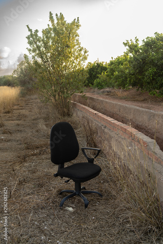silla de oficina en el campo