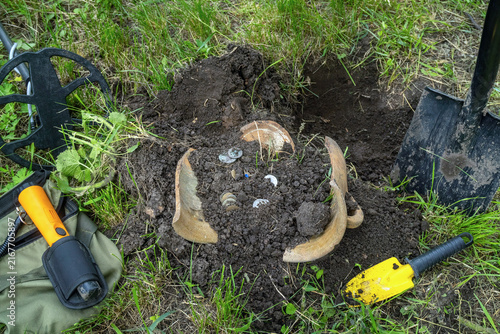 Cuadro en lienzo A metal detector and tools to dig for treasure in the ground