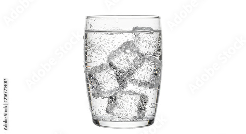 Canvastavla Refreshing glass of sparkling water with ice cubes and bubbles