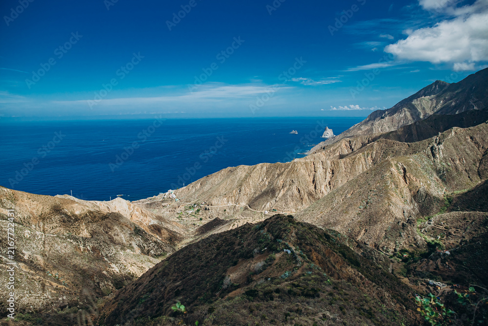 Fototapeta premium Breathtaking coastal mountain landscape with expansive ocean view under a clear blue sky