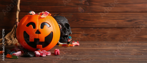 Foto Halloween celebration and trick or treat concept, pumpkin bucket with candy and