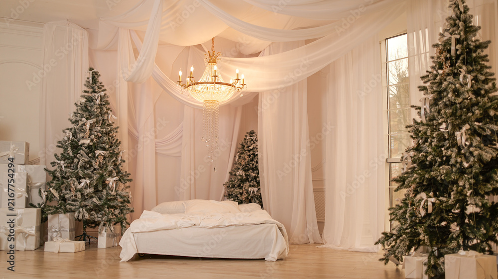 Naklejka premium Elegant Christmas bedroom with festive trees and gifts, creating a cozy holiday atmosphere
