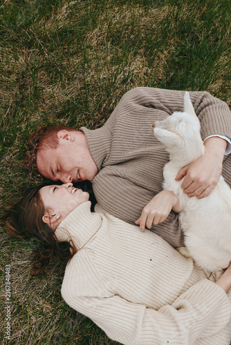 Canvastavla Couple outdoors grass sweater cuddle cat love relax intimate natural, lifestyle,