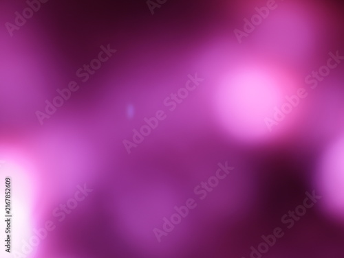 Fotografie Una toma de cerca de un fondo abstracto de luces de navidad de color violeta en la oscuridad